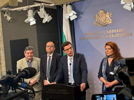 Георги Ганев, Мартин Димитров, Венко Сабрутев и Венеция Ангова дадоха пресконференция в Народното събрание във връзка със състоянието на фискалния резерв.