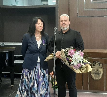 Зам. кметът по образование Михаил Ненов поздравява г-жа Георгиева.