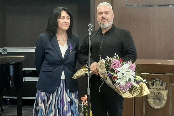 Зам. кметът по образование Михаил Ненов поздравява г-жа Георгиева.