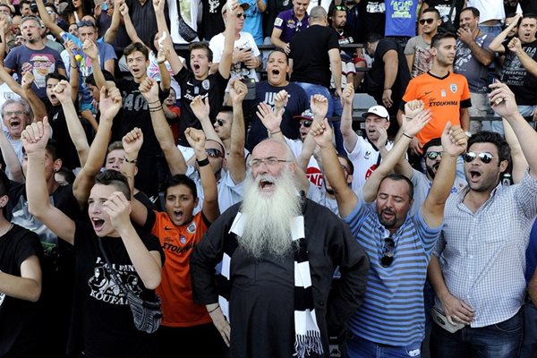 Солун, стадион “Тумба”, четвъртък, 3 септември. Отец Христос е в центъра на многохилядната агитка, която посрещна новото попълнение на ПАОК Димитър Бербатов.