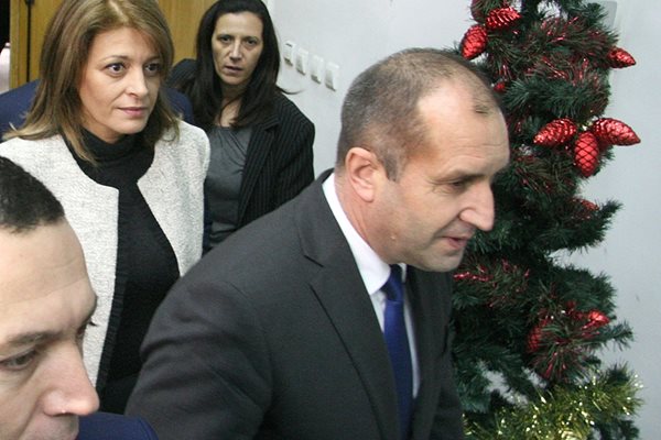 Президентът и съпругата му на влизане в аудиторията на УМБАЛ "Св. Георги"