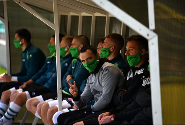 Футболистите на резервната скамейка на “моряците” носят маски с надпис “Черно море”.

