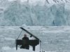Пианист със спиращо дъха изпълнение в сърцето на Aрктика  (видео)