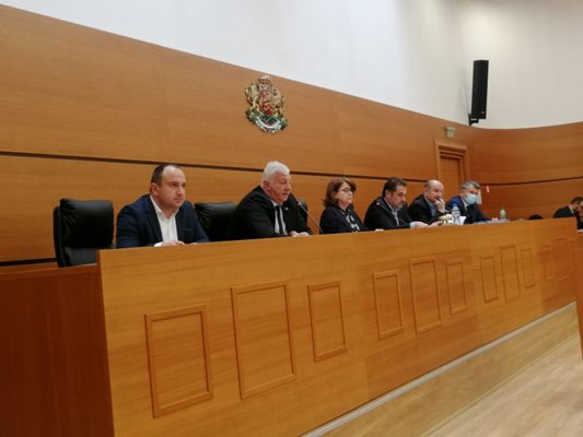 Кметът Здравко Димитров и заместниците му участват в общественото обсъждане на проектобюджет 2022. В залата на местния парламент присъстват предимно общински служители, съветници, районни кметове и граждани.