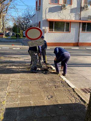 Общински работници демонтират забранителния знак в Стамболийски.