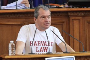 Тошко Йорданов с тениска с надпис HARVARD LAW - just kidding