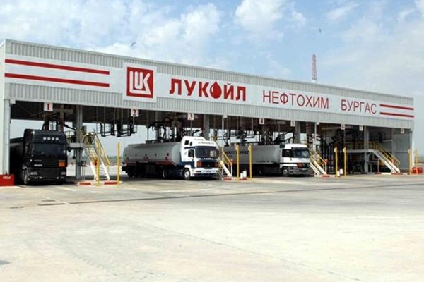 "Лукойл Нефтохим" трябва да спре износа от 5 март догодина.