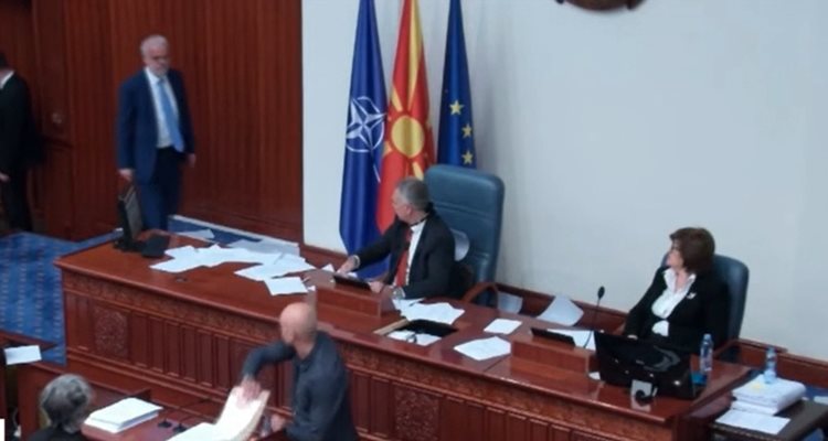 Скандал в парламента на Северна Македония - депутат нападна зам.-председателя Кадър: bTV