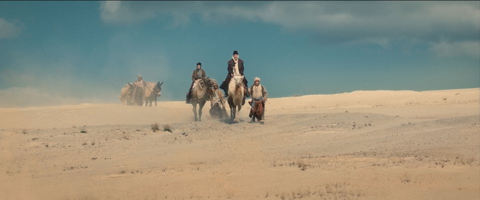 Свежен Младенов и Матей Мичев в сцена от филма, на която яздят камили.