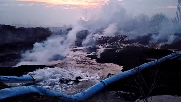 Огнеборците обливат хвостохранилище с вода, за да редуцират сухия слой. Снимка: Областна администрация Пловдив