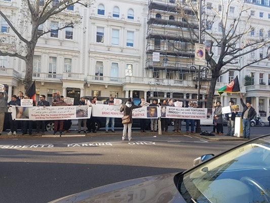 Десетки гневни афганци се събраха пред българското посолство в Лондон