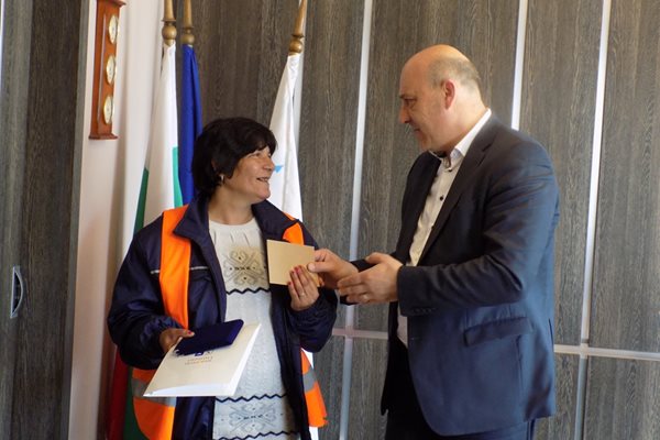 Кметът на Поморие Иван Алексиев зарадва Стефка и с парична награда.