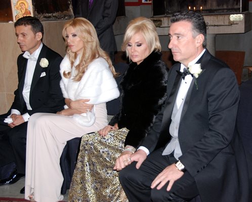 Миню Стайков, съпругата му Рени, Маринела и Ветко Арабаджиеви (от ляво на дясно) на сватбата на децата им Александра и Стайко през 2011 г. СНИМКА: ЕЛЕНА ФОТЕВА