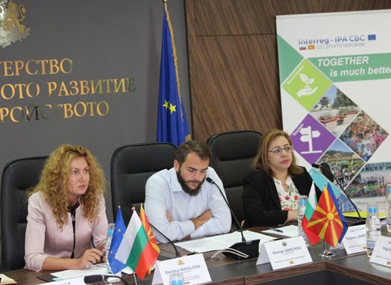 Зам.-министър Николова (вляво) посочи, че изграждането и развитието на транспортната свързаност между двете държави е изведено като основен приоритет. Снимка МРРБ