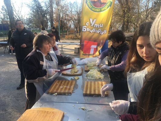 Млади и възрастни вият.