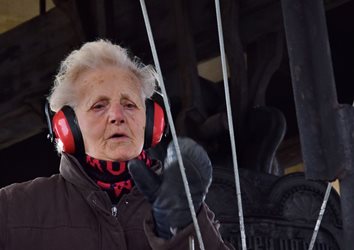 На 93 г. Мария Зъбова отиде да бие небесните камбани.
СНИМКИ: ВАСИЛ ПЕТКОВ