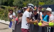 Новак Джокович се пази с каска след удара с бутилка в главата (Видео)