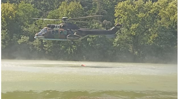 Наш военен хеликоптер черпи вода от езерото в Старозагорски минерални бани, за да участва в гасенето на пожара край Стара Загора.