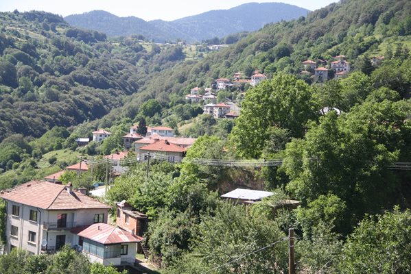 Село Стърница е в подножието на върховете Преспа и Свобода в Родопите.
Снимки: Валентин Хаджиев