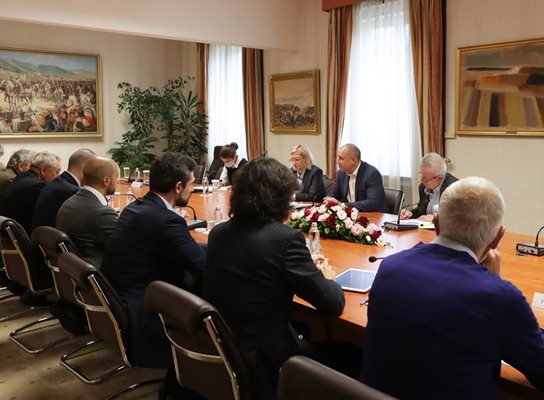 Президентът Румен Радев на инициираната от него работна среща с енергийни експерти.   Снимка прессекретариат на държавния глава