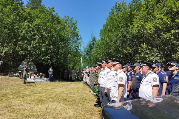 Днес бяха отбелязани 20 години от трагедията край Разлог, при която загинаха трима пилоти и един огнеборец.