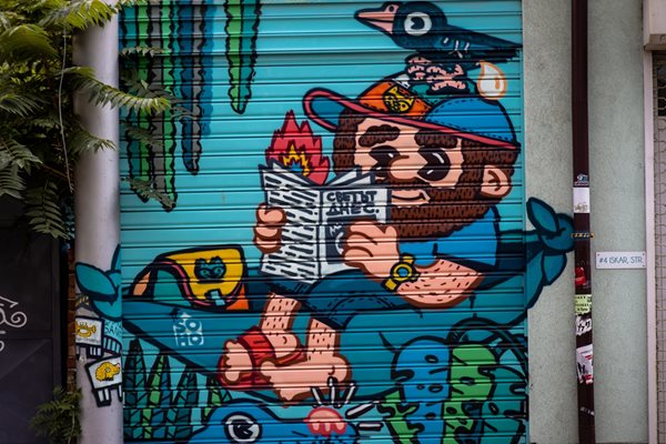 Туристите могат да научат повече за историята на графитите в столицата по време на специален тур. СНИМКА: ГЕОРГИ КЮРПАНОВ