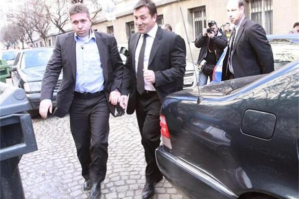 Младен Михалев (в средата) излиза от Съдебната палата, където обяви, че е в добри отношения с Маргините.
СНИМКА: КРИСТИНА ЦВЕТКОВА