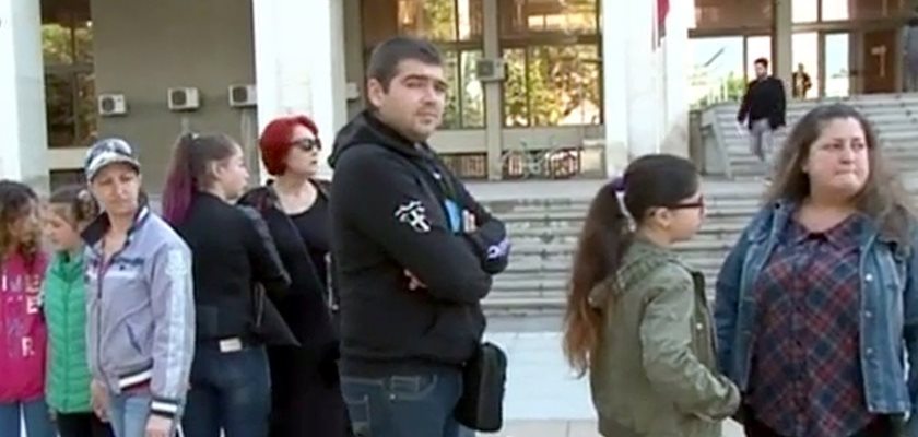 Десетки се събраха на протест пред съда в Бургас