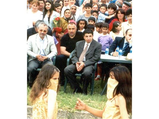 Ердоан Ахмедов (с костюма в средата) и лидерът на ДПС Ахмед Доган гледат момичета, които играят кючек на събор.