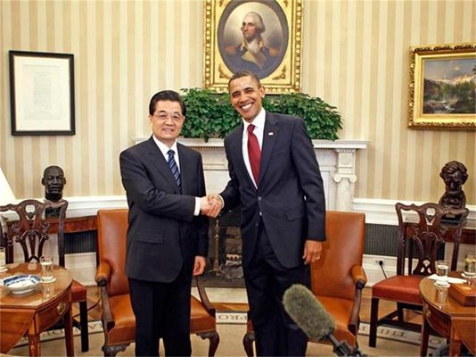 Президентите на САЩ и Китай Барак Обама и Ху Цзинтао (вляво) позират на срещата си в Овалния кабинет в Белия дом.
СНИМКИ: РОЙТЕРС