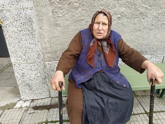 Съседката баба Ивана е потресена от нападението. Снимка: Радко Паунов