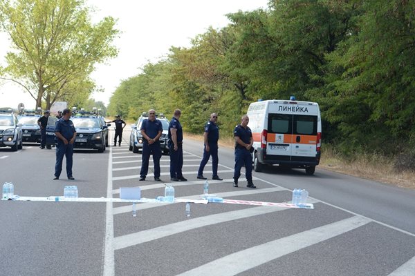 През блокадата на пътя Стара Загора - Хасково полицията пропуска само линейки и автобуси от градския транспорт за околните села.  Протестиращите поиската в нарочна декларация да се допускат и автомобили с деца или възрастни хора в тях, като твърдят, че не те, а полицията е блокирала пътя.