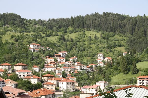 В родопското село Момчиловци е почти изключено да се намери къща за живеене с цена под 50-60 хиляди евро.