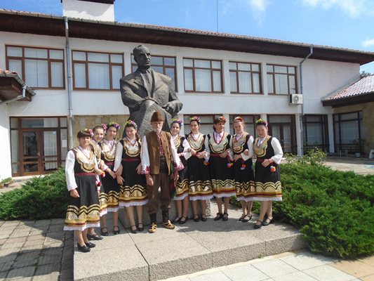 Певческата група в Байлово заедно с Никола Войнов пред паметника на Елин Пелин 