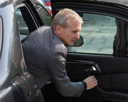 Гриша Ганчев слиза от колата си, преди да отиде в ГДБОП
