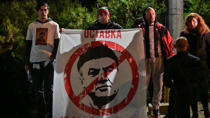 Фенове протестират и в Бояна, очакват се и за Изпълкома
