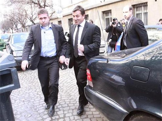 Младен Михалев (в средата) излиза от Съдебната палата, където обяви, че е в добри отношения с Маргините.
СНИМКА: КРИСТИНА ЦВЕТКОВА