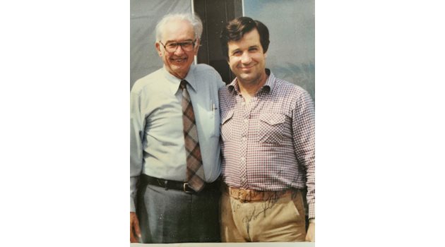 Благовест Сендов с Джон Атанасов в Мериленд, САЩ. Американецът с български произход е бащата на съвременния компютър. В негова чест и на негово име всяка година президентът връчва награди на млади учени. 