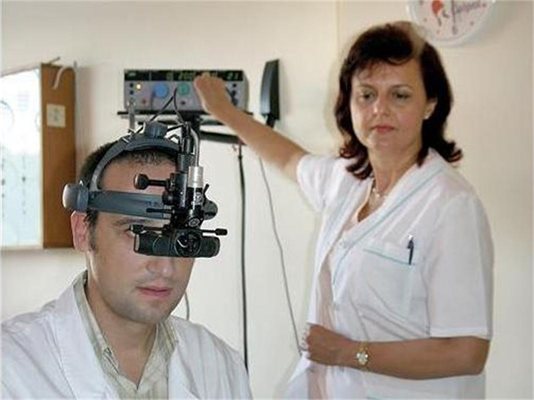 Доц. Нели Сивкова и д-р Васил Маринов настройват лазерния офталмоскоп, дарен от “Българската Коледа”.
СНИМКИ: НАТАША МАНЕВА