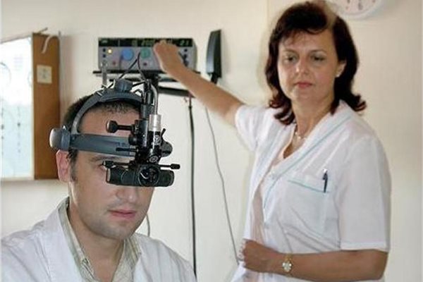 Доц. Нели Сивкова и д-р Васил Маринов настройват лазерния офталмоскоп, дарен от “Българската Коледа”.
СНИМКИ: НАТАША МАНЕВА