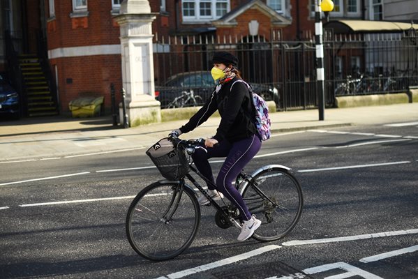 Колоездач с маска се движи в Лондон.
