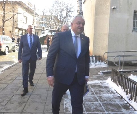 Министър Демерджиев пристига във Враца. Снимка: Авторът