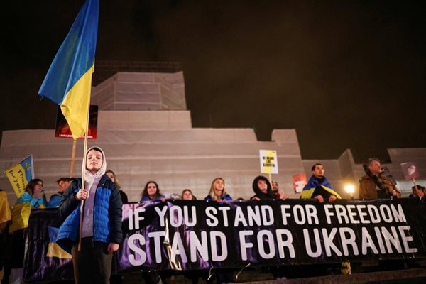 A child holds a Ukrainian flag during a vigil for Ukraine held on the anniversary of the conflict with Russia, at Trafalgar Square in London, Britain February 23, 2023. REUTERS/Henry Nicholls/File Photo