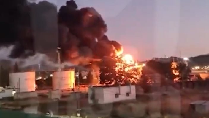 Пожар избухна край летище и нефтено депо в Сочи (Видео)