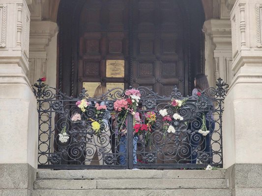 На вратите на руската църква в София е поставен катинар