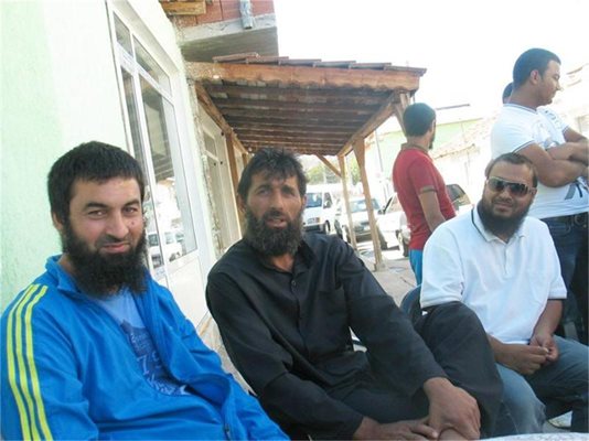 Ахмед Муса Ахмед (първият вляво) отрича да е водач на мюсюлманите в ромския квартал. До него е приятелят му Асен Живков. 
СНИМКИ: АВТОРЪТ