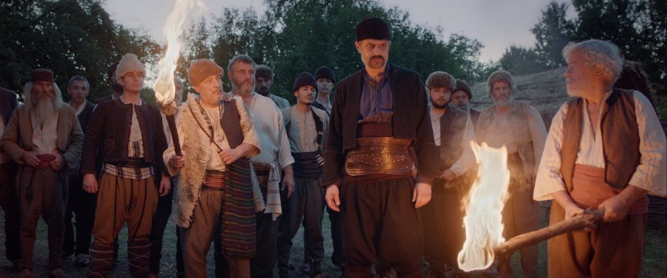 Сцена от филма, когато селяните запалват къща. На преден план е Велислав Павлов.