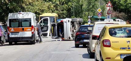 Джип се обърна на централна улица във Велико Търново