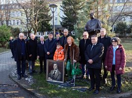 Семейството на акад. Благовест Сендов с ръководството на Софийския университет и БАН, приятели и дарители на паметника, сред които проф. дтн инж. Цоло Вутов, лидер на Група ГЕОТЕХМИН.

СНИМКА: ВЕЛИСЛАВ НИКОЛОВ