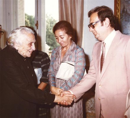 Петър Младенов поздравява легендарната испанка Долорес Ибарури. До е него е Галя Младенова.